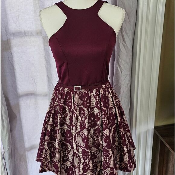 Elegant Burgundy Lace Dress - Picture 1 of 9